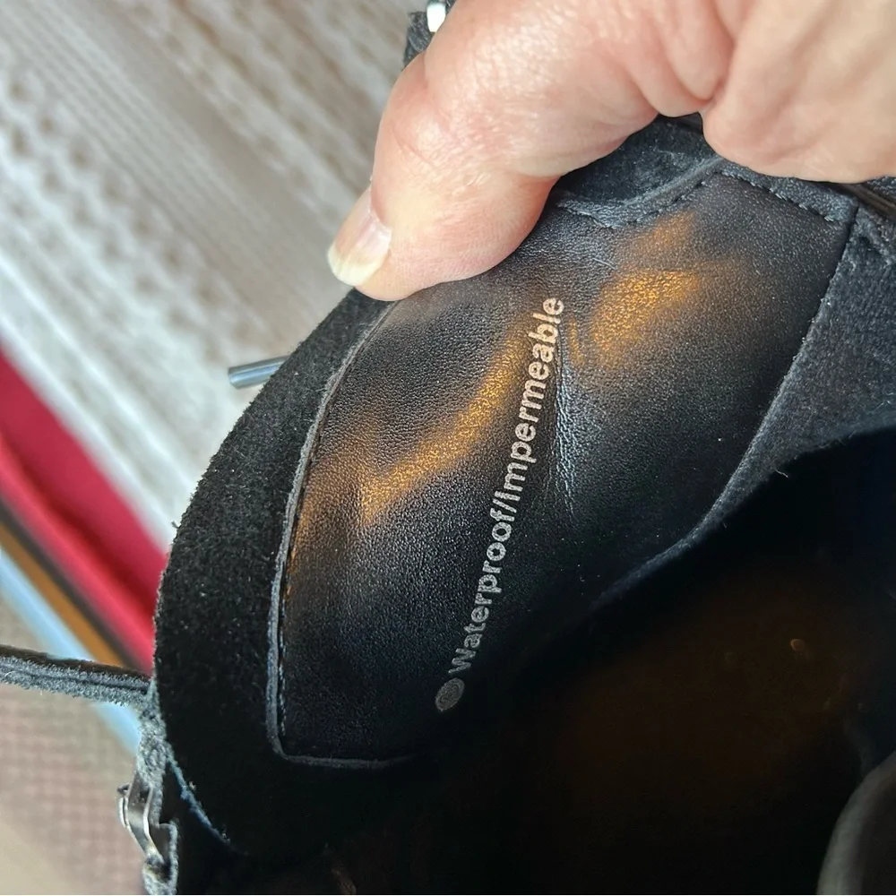 Blondo Waterproof Leather Sneakers. Size 8.